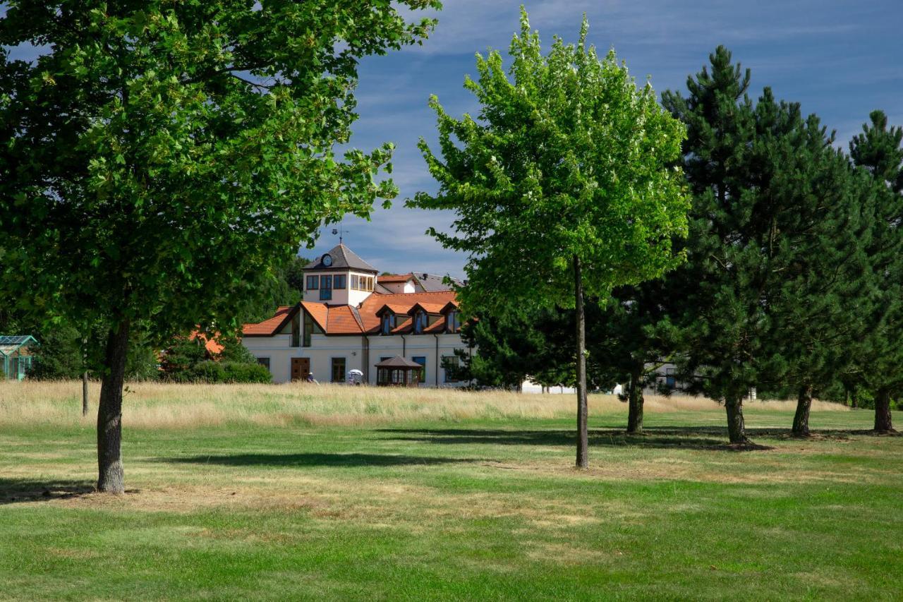 Darovansky Dvur - Wellness & Golf Hotel Браси Экстерьер фото