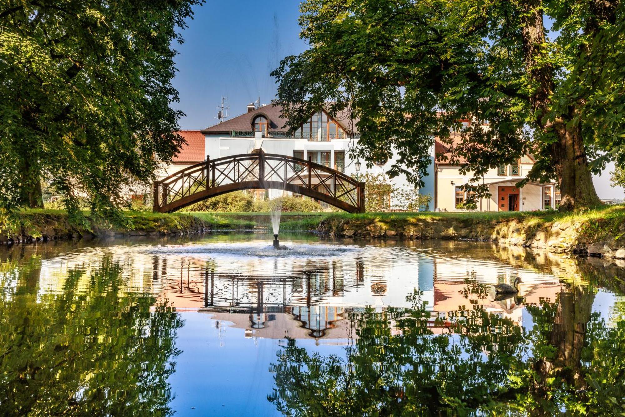 Darovansky Dvur - Wellness & Golf Hotel Браси Экстерьер фото