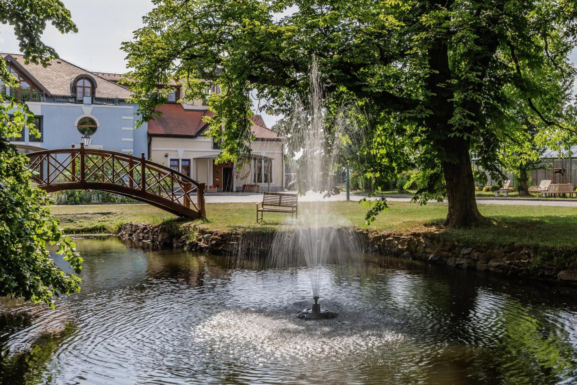 Darovansky Dvur - Wellness & Golf Hotel Браси Экстерьер фото